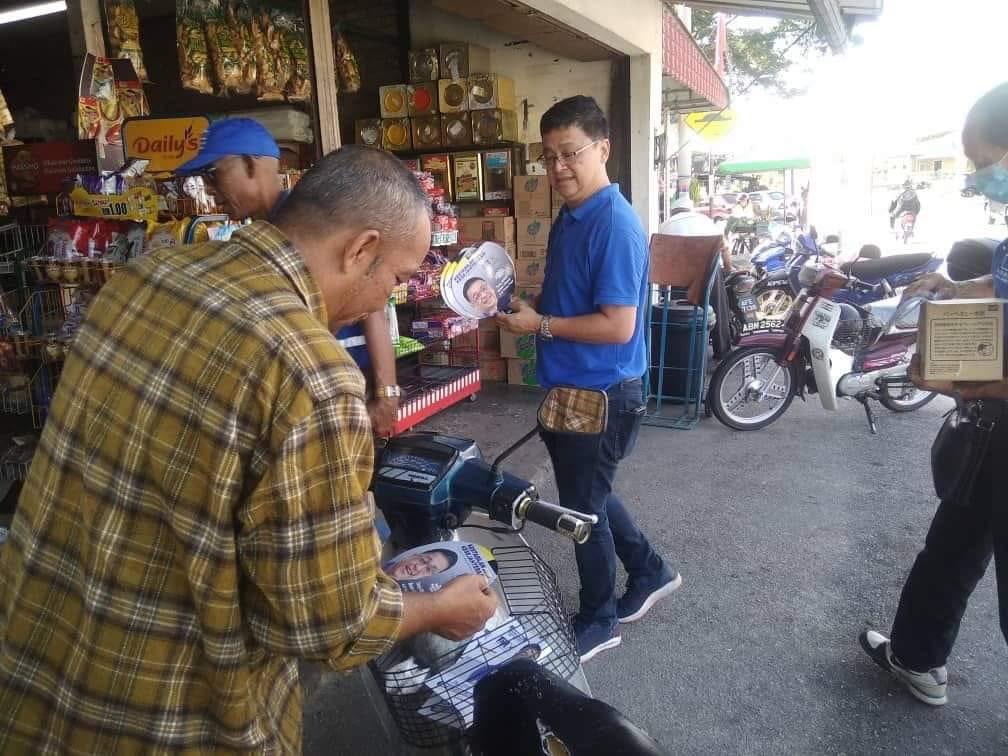 peneranganIT's tweet photo. Mr. Tony Khoo Boon Chuan calon Barisan Nasional N26 Dun Tebing Tinggi menyantuni peniaga dan penduduk di Kg Seri Kinta.

#undiBN
#PangkahDacing #Kestabilandankemakmuran #BN4IpohTimor #IpohTimor #TebingTinggi 
#fyp #GE15 #PRU15 #malaysiamemilih #mypru15 https://t.co/aOqAzU3agU