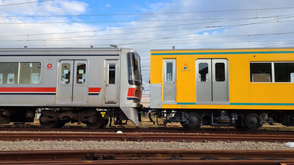 kororoku101's tweet photo. 東急車が相模線を通ることはついになかったけれど、悲願のモヤとの連結は、まさかの車庫内で実現してくれました!
#相鉄
#東急
#3101f
#新横浜線 https://t.co/T4fLiKsuKd