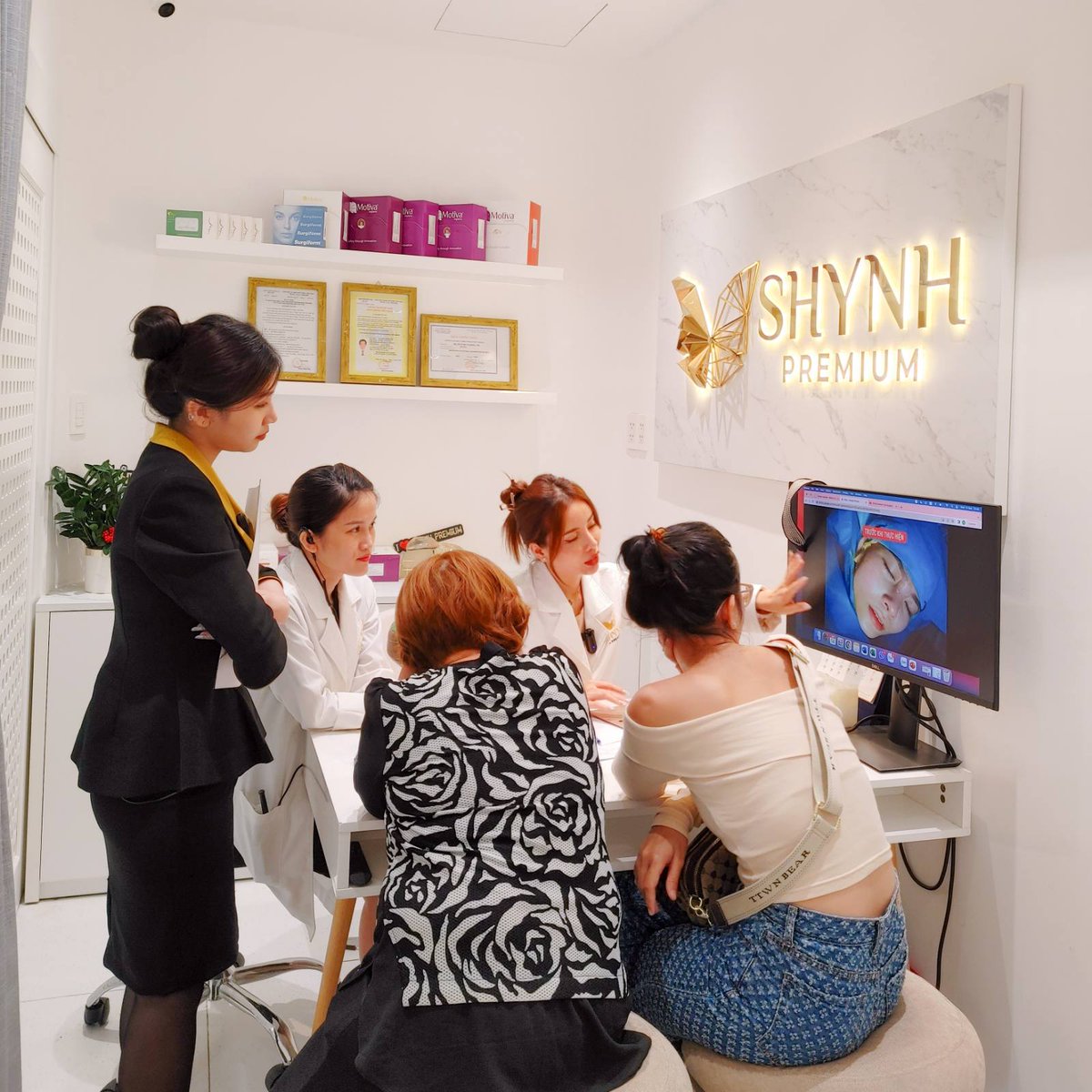 PShynh's tweet photo. 👩‍⚕️ Book an appointment for Dr. Rin to consultation and sculpting the best face shape for you.
📞 Please book an appointment via this hotline: 077 869 3999
#plasticsurgery #plasticsurgeryshynhpremium #ShynhTour #breastaugmentation #rhinoplasty #cuteyes #kendallfacelift #stemcell https://t.co/74Q43xus6A