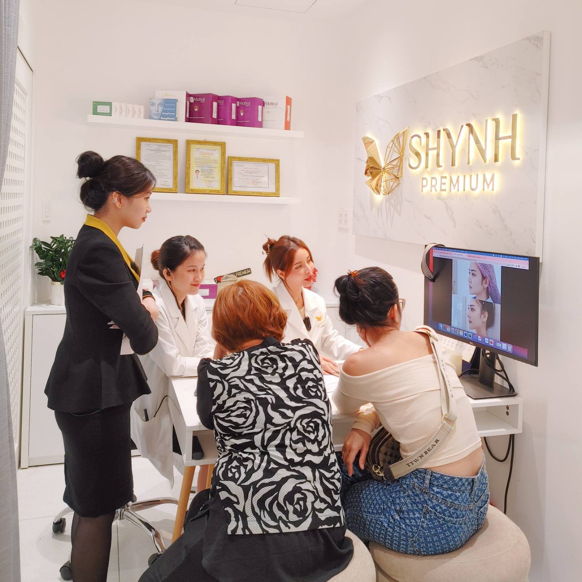 PShynh's tweet photo. 👩‍⚕️ Book an appointment for Dr. Rin to consultation and sculpting the best face shape for you.
📞 Please book an appointment via this hotline: 077 869 3999
#plasticsurgery #plasticsurgeryshynhpremium #ShynhTour #breastaugmentation #rhinoplasty #cuteyes #kendallfacelift #stemcell https://t.co/74Q43xus6A