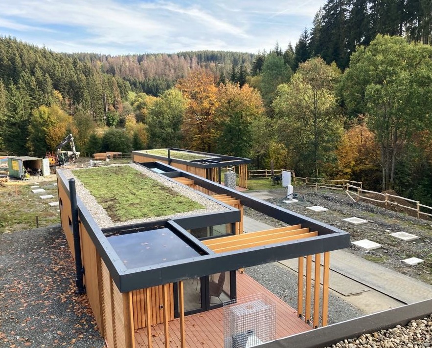 80 new green roofs in Winterberg 🇩🇪! The new cottages at <a href="/UplandParcs/">UplandParcs</a> Sauerland are being fitted with green roofs this &amp; next year by v.d. Bijl &amp; Heierman b.v. 
#dachbegrünung #greenroofs