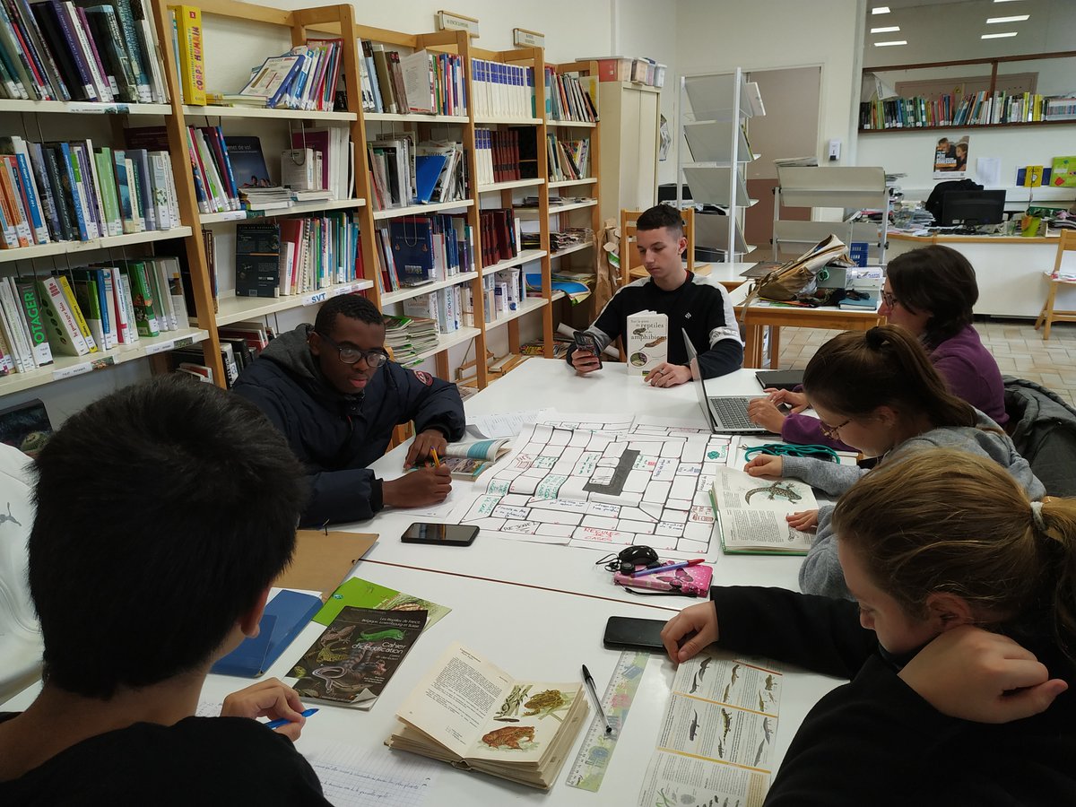 LeCHEP78's tweet photo. La classe de CAPa 2 Jardinier Paysagiste Lycée réfléchit à la conception d'un jeu autour des batraciens !🐸 
Objectif : faire participer le public en mai 2023 avec "Le Chep fête la nature"🌿

#enseignementagricole #chep78 #apprendreautrement #ecoledusavoirvert https://t.co/tFXVQfHYPn