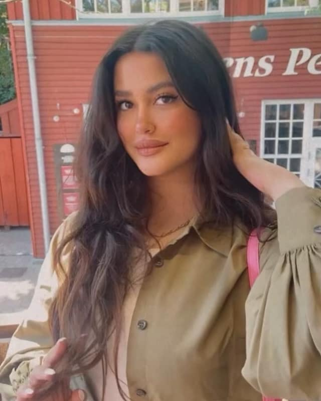 EBjerkrheim's tweet image. Det her er Rawan. Hun er syrisk flygtning. Hun skal udvises til Syrien. Da DK ikke har en aftale med Assad, skal hun på  Kærshovedgård på ubestemt tid. Det er fuldstændig sindssygt at dette kan foregå i DK uden nogen form for konsekvenser. DEL - DEL - DEL🙏🏻ngg.dk/gymnasium/om-g…