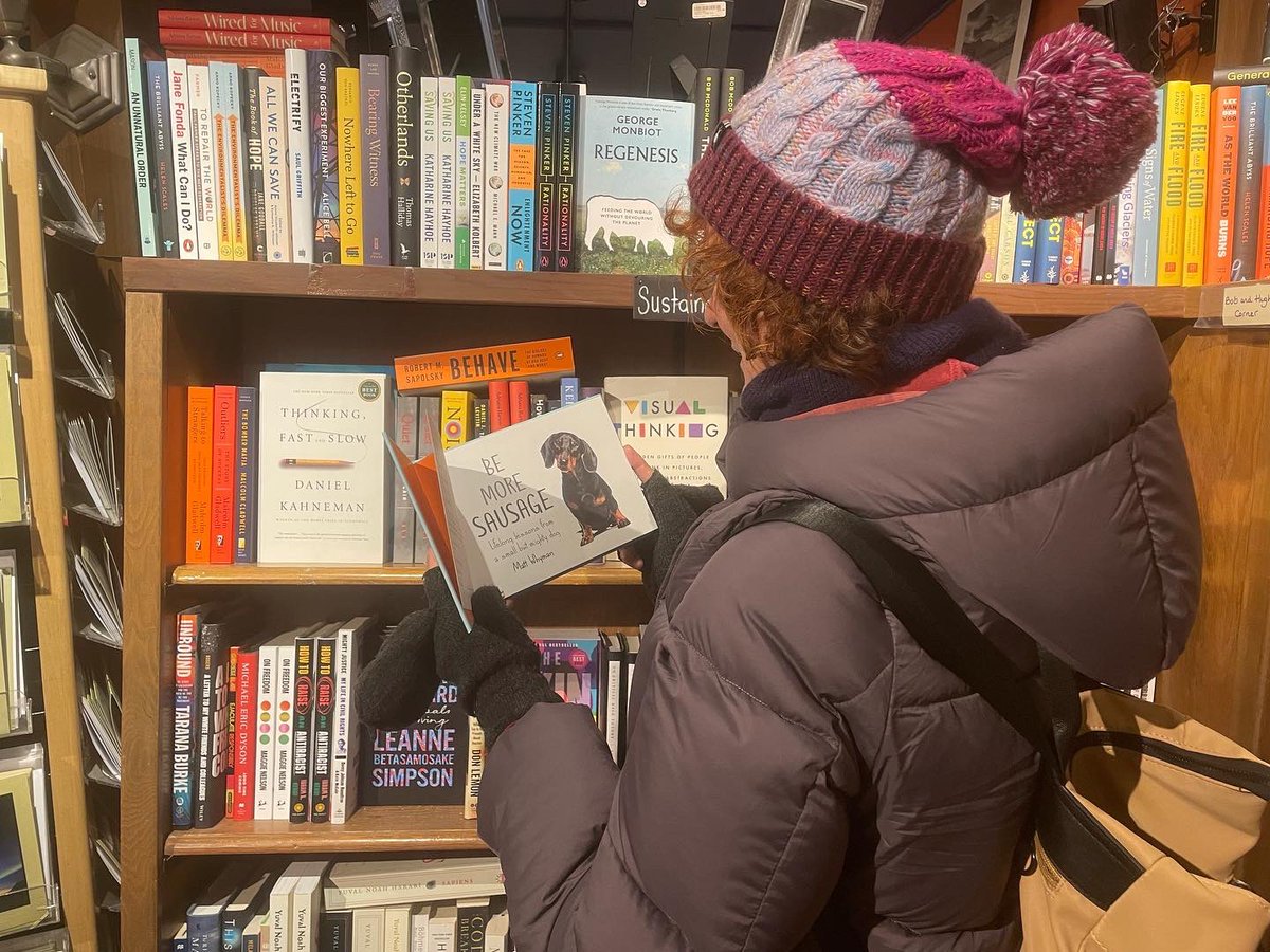 Beacelaya's tweet photo. A ella también le gusta que le lea de sus cosas. No todo es: “dame la pelotita” #fridayyo #DogsofTwittter #literaturayperros #dogsandliterature https://t.co/4Zv1nPJHbm