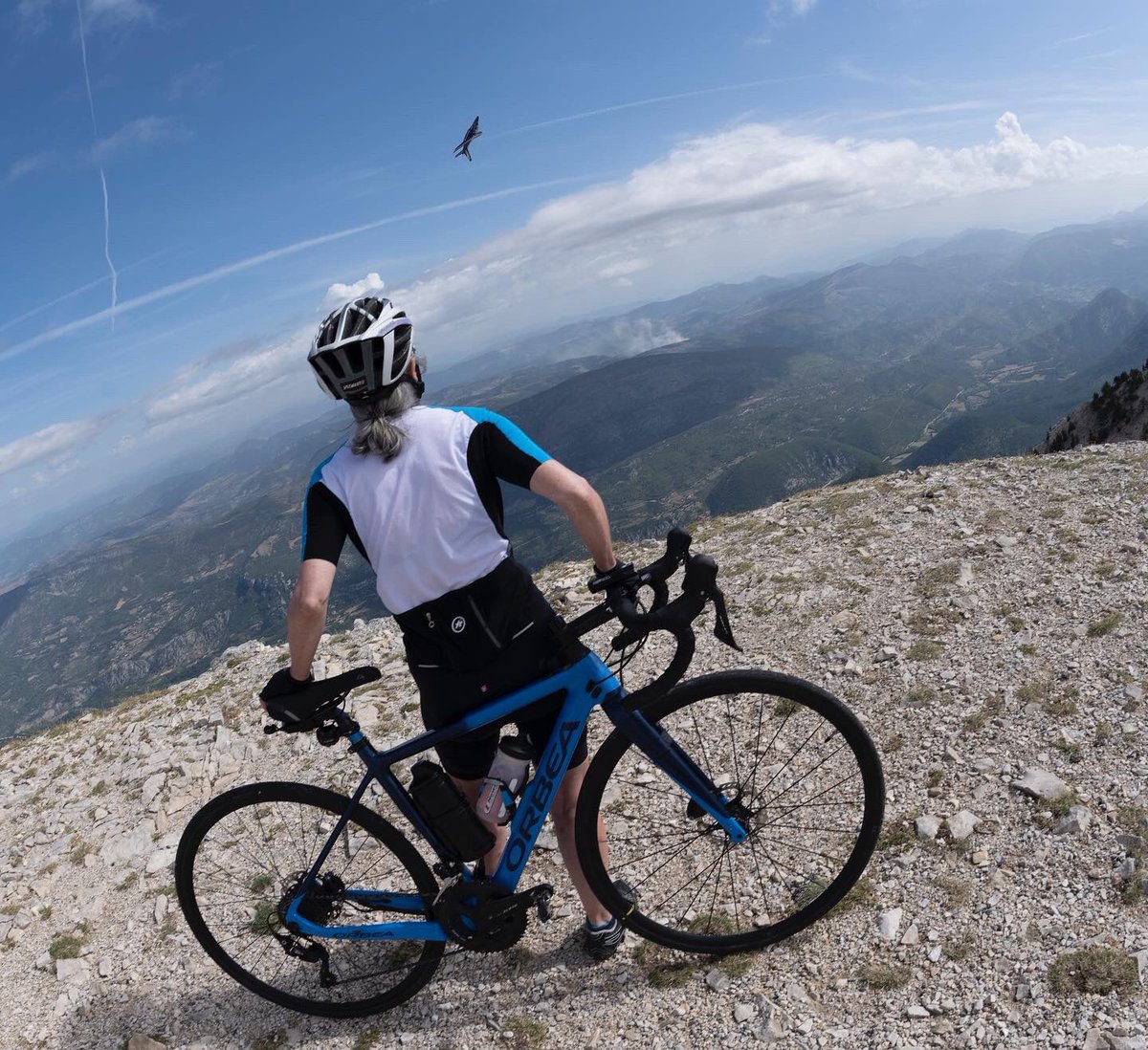 SteveFlemingM9's tweet photo. One of our rides up the Ventoux this year. Always a stop to pay our respects to Tommy Simpson and then @PAFofficiel put a little show on close to the summit. #montventoux #tommysimpson #patrouilledefrance🇫🇷 #cyclinginprovence https://t.co/qnuQtxfXJq