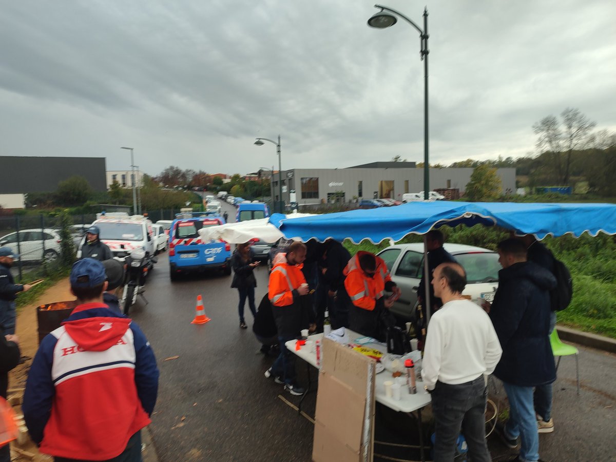 EtienneUn's tweet photo. Suite à l'annulation de mon déplacement pour le CSE du siège social GRTgaz, de nouveau en soutien aux électriciens et gaziers de Gleizé en grève ✊
#Militant #greve #CGT #redisnotdead https://t.co/4TYE9vzm1w