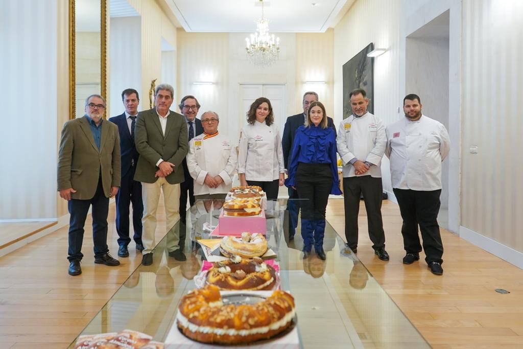 IdiazAyuso's tweet image. Feliz día de Nuestra Señora de la Almudena, patrona de Madrid.

Un día lleno de tradiciones como la corona de la Almudena, que la Asociación de Empresarios Artesanos del sector de Pastelería de Madrid-ASEMPAS hace para todos nosotros. 

Madrid ❤️