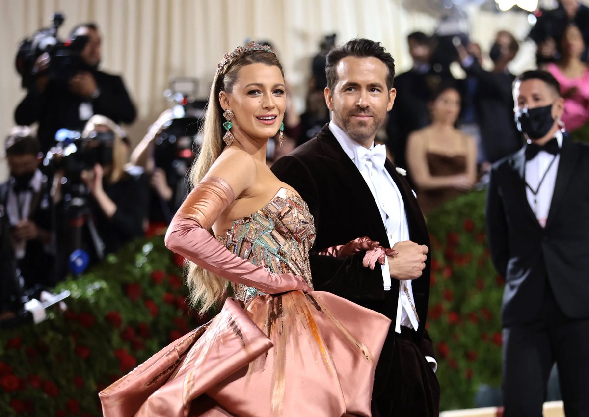moviesmusic_th_'s tweet photo. ลูกๆของ Ryan Reynolds และ Blake Lively ไม่รู้ว่า Taylor Swift เป็นซูเปอร์สตาร์ ไรอั้นบอกว่า “ผมว่าสิ่งที่ทำให้พวกเขาตื่นเต้นที่สุดคือตั้งแต่ไหนแต่ไร พวกเขาคิดว่าเทย์เลอร์เป็นแค่น้า เป็นเพื่อนของคุณพ่อคุณแม่ที่สนิทกันมากๆเหมือนเป็นครอบครัว แต่วันนึงพวกเขาไปคอนเสิร์ตแล้วก็แบบอ๋อออ” https://t.co/7n2ozzmukE