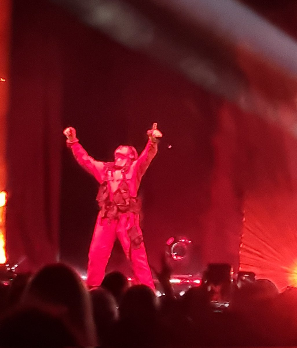 wxnchic's tweet image. spot the difference #DPRRegimeTour #DPRinBerlin #DPRLIVE