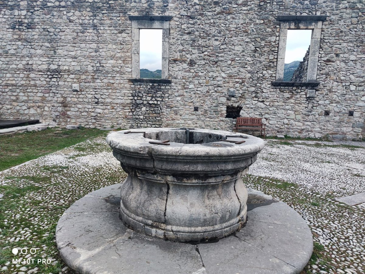 Se vuoi felicità fa' che le cose in cui credi si concretizzino in ciò che fai; tu respiri aria non persone: non preoccuparti se gli altri ti criticano: sii onesto, libero nel fare, la verità è figlia del tempo Tu taci, lascia che la mente ascolti e divida le parole Buona giornata