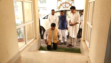 ArgusNews_in's tweet photo. Suryabanshi Suraj, the BJP MLA from #Dhamnagar bows, with his forehead touching the stairs of the #OdishaAssembly, to register his respect for the temple of democracy, as he stepped into the Assembly to take oath as a member of the House today
#DhamnagarBypoll https://t.co/1I3cJZYcOo