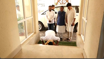ArgusNews_in's tweet photo. Suryabanshi Suraj, the BJP MLA from #Dhamnagar bows, with his forehead touching the stairs of the #OdishaAssembly, to register his respect for the temple of democracy, as he stepped into the Assembly to take oath as a member of the House today
#DhamnagarBypoll https://t.co/1I3cJZYcOo
