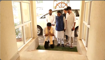 ArgusNews_in's tweet photo. Suryabanshi Suraj, the BJP MLA from #Dhamnagar bows, with his forehead touching the stairs of the #OdishaAssembly, to register his respect for the temple of democracy, as he stepped into the Assembly to take oath as a member of the House today
#DhamnagarBypoll https://t.co/1I3cJZYcOo