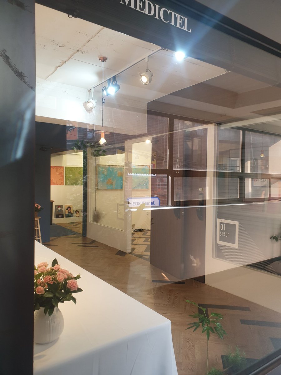 새로운 갤러리와 여러가지 전시회를 함께 할 것 같습니다.
신생갤러리고..작은 갤러리이지만....
유럽에 있는 갤러리 느낌이였어요.♡♡
ART99갤러린데....99가 낯설지 않네요.ㅎㅎ