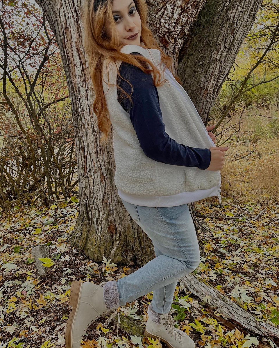 Autumn is calling , leaves are falling 🍂 
-
-
-
-
-
-
-
-

-
-
-
-
-
-
-
-
-
-
#ootd #fallfashion #whitevest #tanboots #fallleaves🍁🍂 #autumnvibes #falloutfit #winterfashion #fallvibes🍁 #minimalchic #idahofashion #fallcolors #falloutfits #fallootd #fallinspo🍂 #ugcdaily