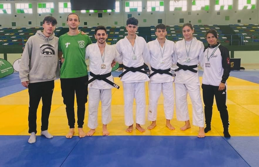 4 MEDALLAS Y DOS QUINTOS PUESTOS PARA EL TSV EN EL ANDALUZ ABSOLUTO: huelvatsv.blogspot.com/2022/11/4-meda…

---

El pasado fin de semana, el TSV de judo, que cada día se entrena en las instalaciones del Polideportivo Municipal Diego Lobato, compaginaba diferentes...
m.facebook.com/story.php?stor…