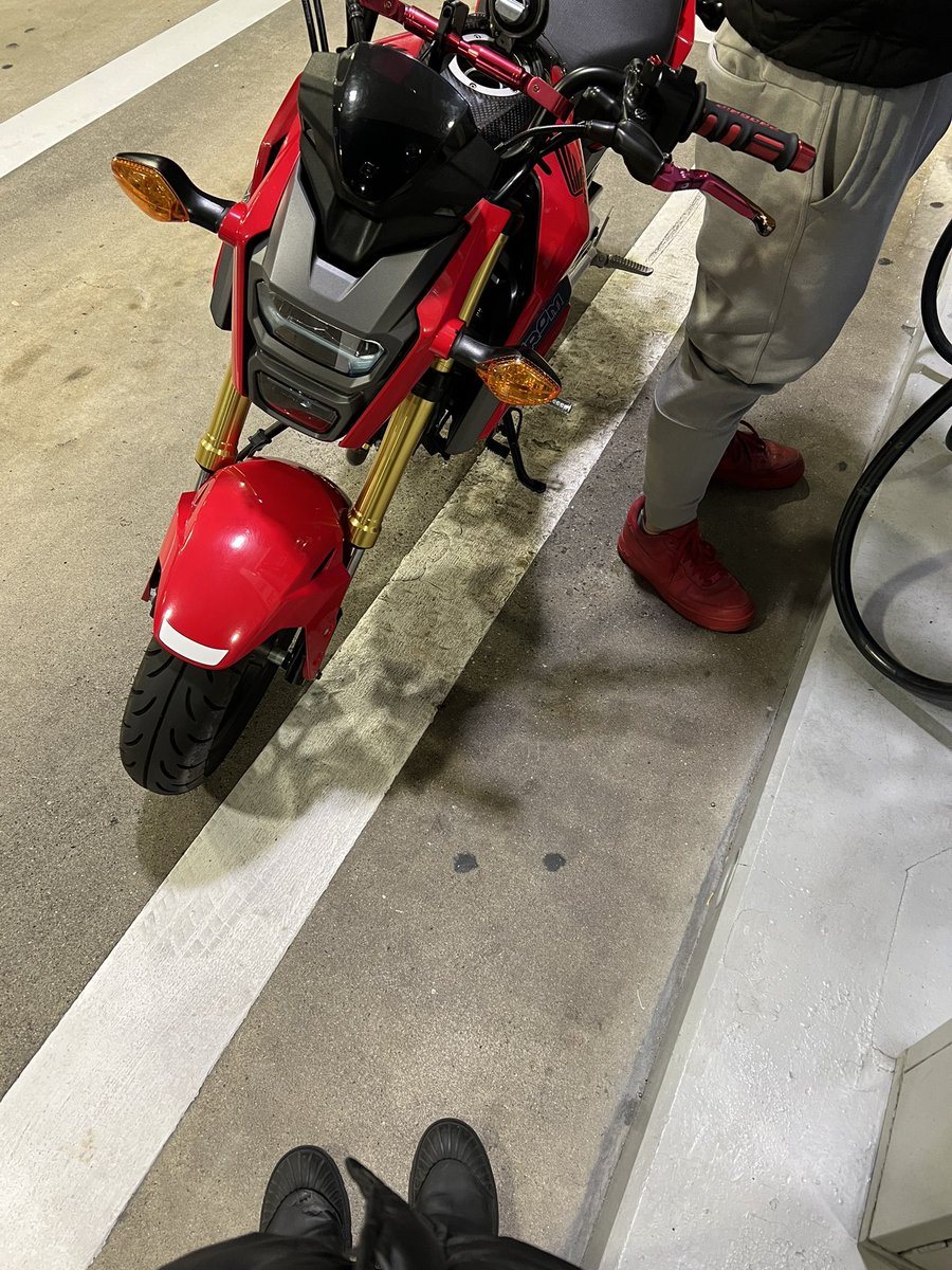 rc2oo_'s tweet photo. かれっぴのグロム2けつしてガソリンいれにきたぁ😂😂😂おもちゃ😂😂 https://t.co/svefcnWevZ