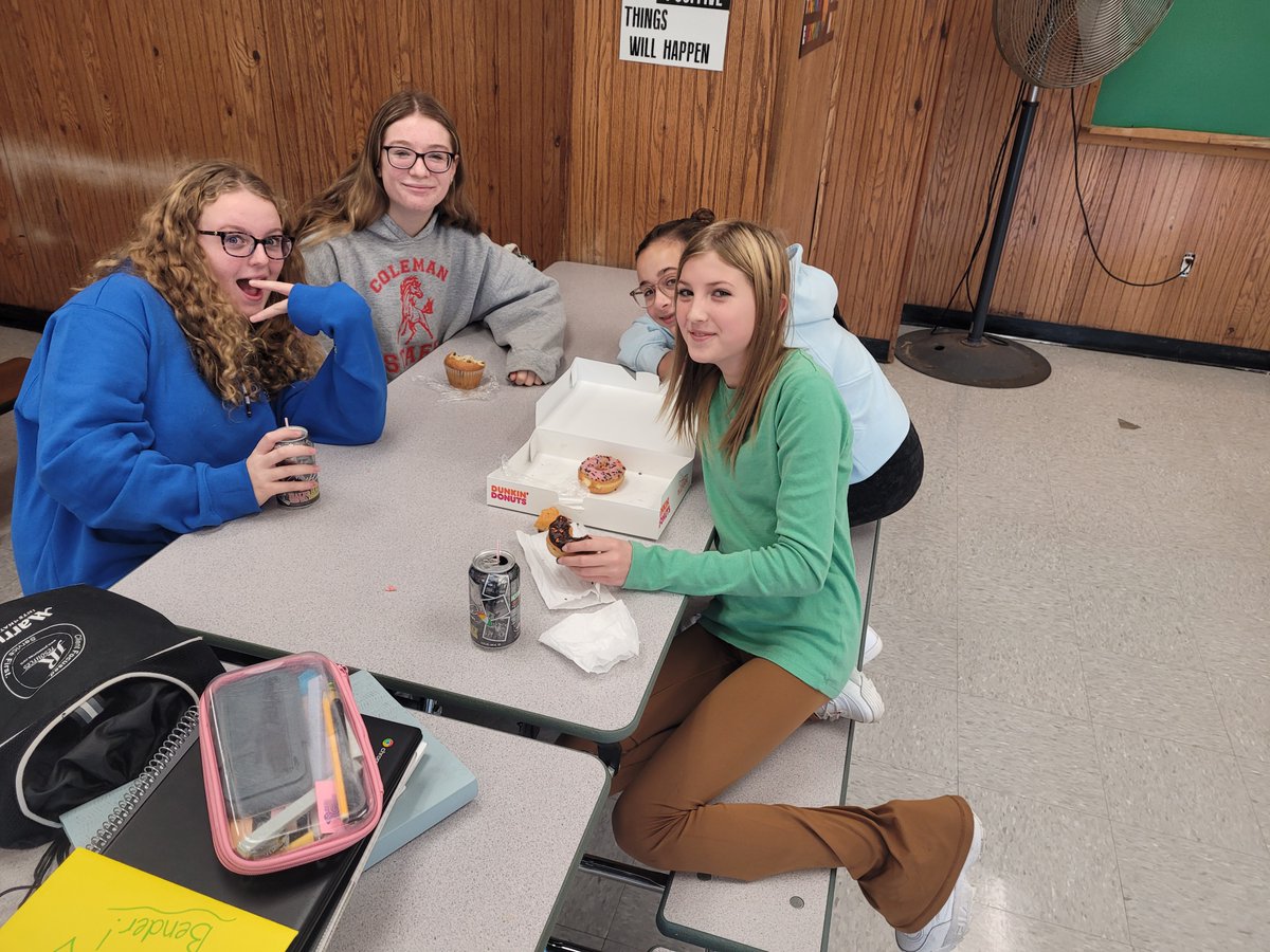 RVC_SSMS's tweet photo. Spotted at South Side Middle School....Celebrating a friends birthday!  #GameOnRVC #LikeACyclone #SSMScentennial https://t.co/aoR6iCk6b9