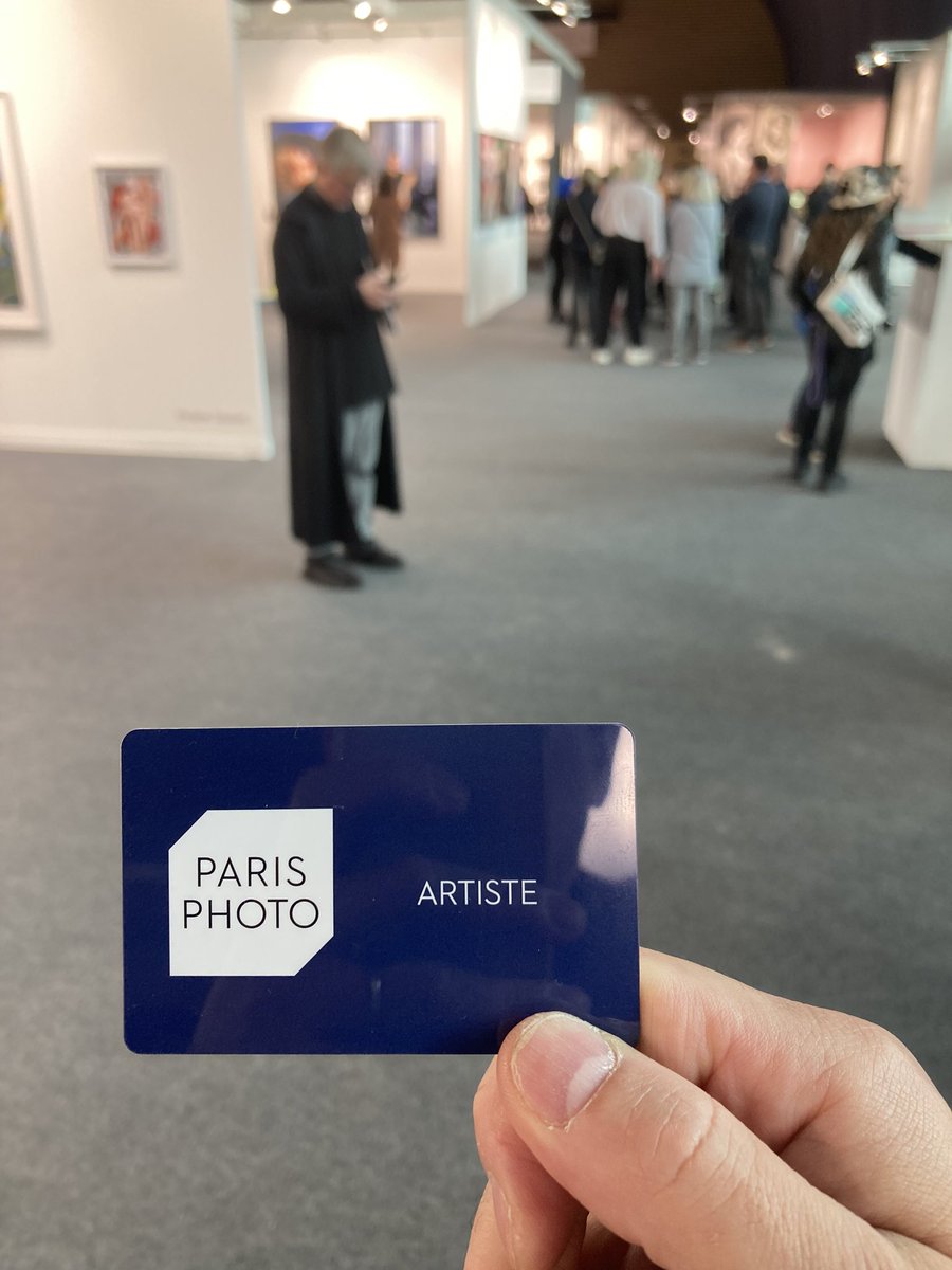 パリフォトの会場着いた。会期中に違うプリントを見せるんだけど、前半はblue affairから。後半は違うシリーズ化ら。