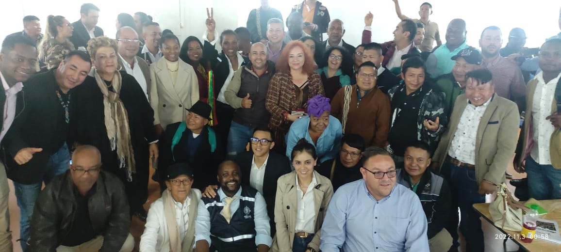 faridespitre's tweet photo. Mesa de diálogo, concertación y seguimiento, con las comunidades Indígenas, Afros, Campesinos, Mestizos, gremios transportadores y sector productivo. de los municipios del Carmen de Atrato, Quibdó, Tadó y Bagadó del Departamento del Chocó. Terminamos 3:00 am. Soy por que Somos!!! https://t.co/e02oy418cK