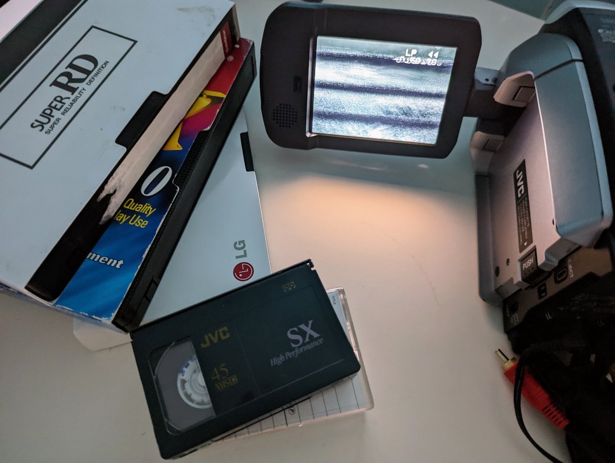 أخيرا حولت أغلب الأشرطة القديمة الى ديجيتال، مر شريط حياتي وانا اسجل 
🤣

فيديو قريب عن الطريقه