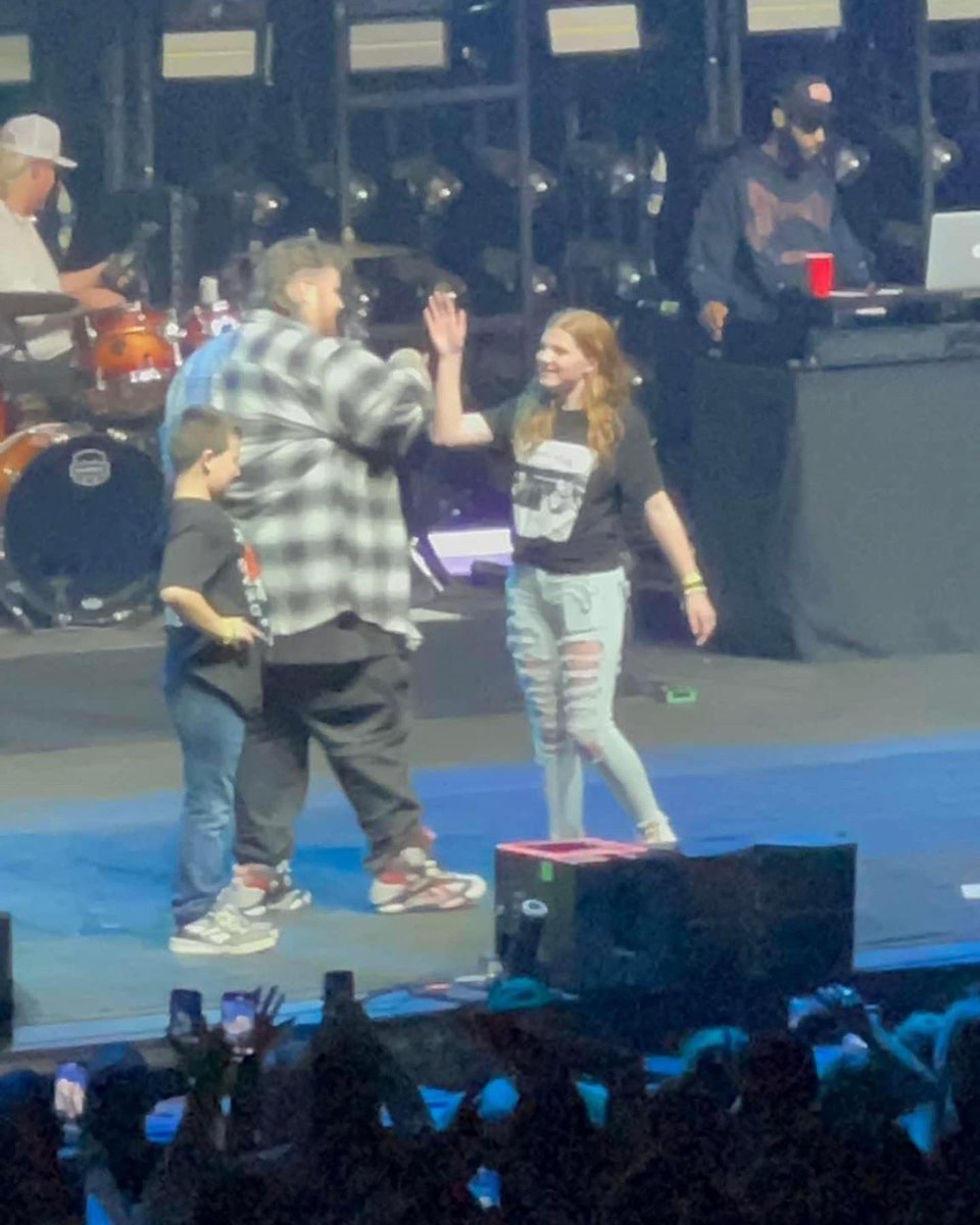 heathersmith222's tweet photo. @jellyroll got my baby on stage to sing https://t.co/uCYTXmtdxO