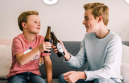 CJGOldebroek's tweet photo. 'Zien drinken doet drinken'. Kinderen zien meer dan je denkt en kopiëren jouw gedrag. 
De Alchol-Actieweek is bedoeld voor ouders en opvoeders. https://t.co/BeGQNZjNj9 https://t.co/A27QnIToWk