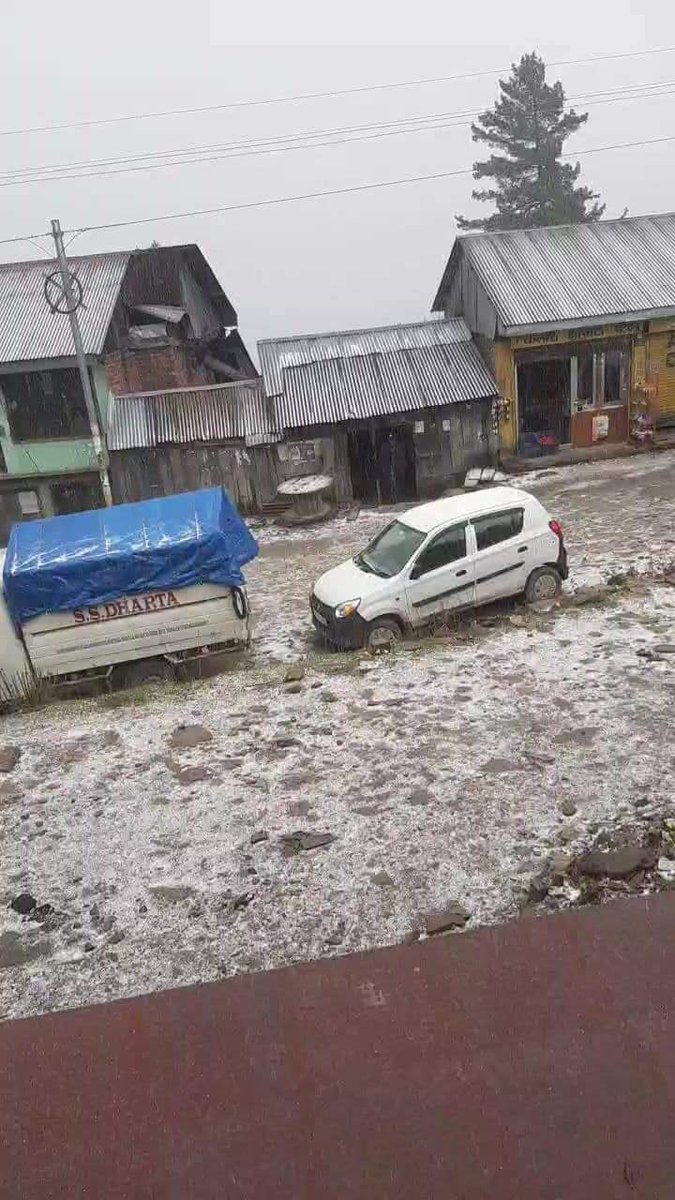 shubhamtorres09's tweet photo. Season's First Light #Snowfall at #Khadrala
Khadrala is one of the highest snowfall receiving IMD stn of India during Winter season
#Shimla , #HimachalPradesh https://t.co/YVhUAQVObL