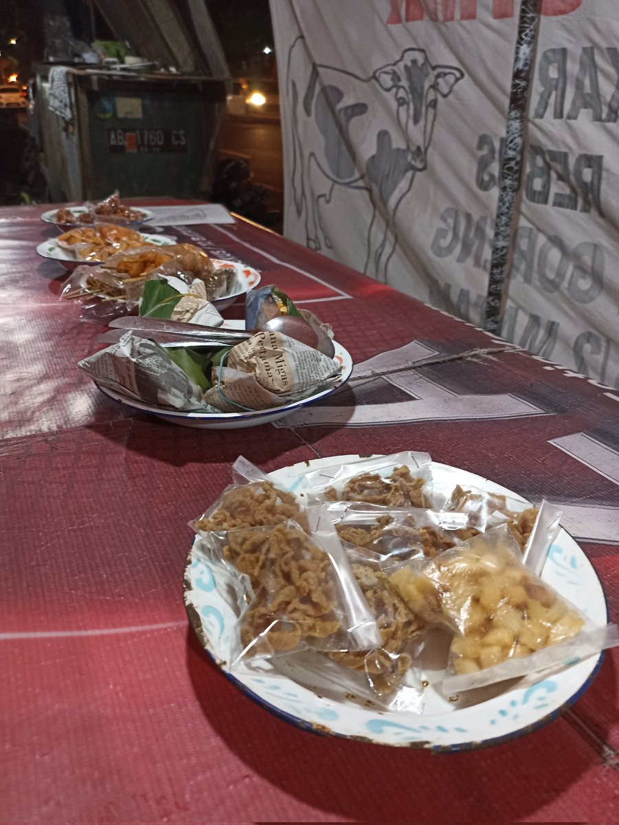 thalitoy's tweet photo. Kesampean juga jajan di sini. Setiap mau siap makan mesti ga bisa fokus malah ngurusi gawean yg last minute onooo wae masalah ๐ These people won't let me have my dinner in peace #hadehhhh https://t.co/jNZQP7yRAC