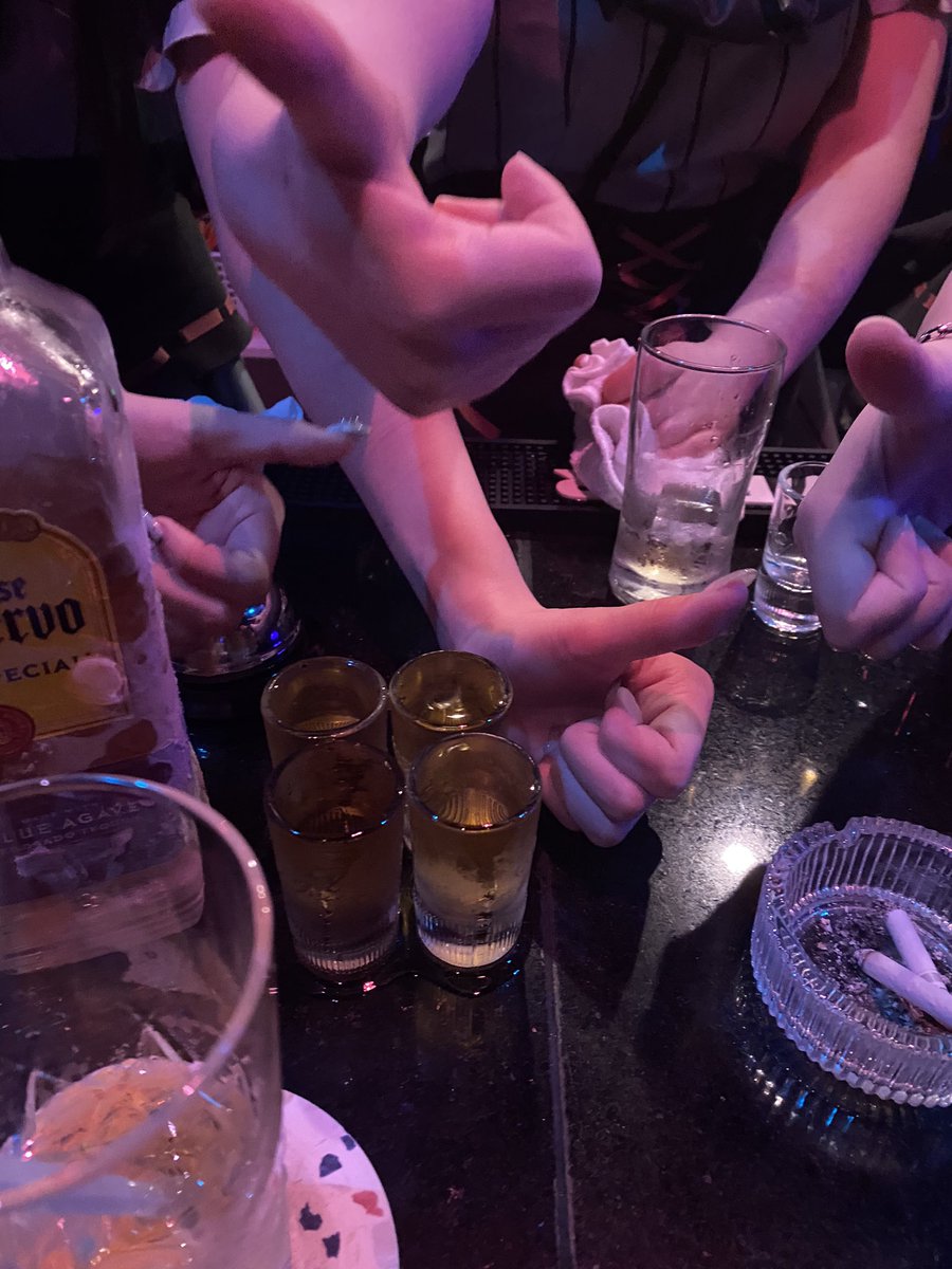 badbleas777's tweet photo. 時系列順の写真投下です〜
#コンカフェ　#bar  
#シャンパン #テキーラ　#ショット
#推し　#飲酒　#思い出消化
#チェキ
#ミナミ　#宗右衛門町　#歌舞伎町 https://t.co/dlCAiOhxlj