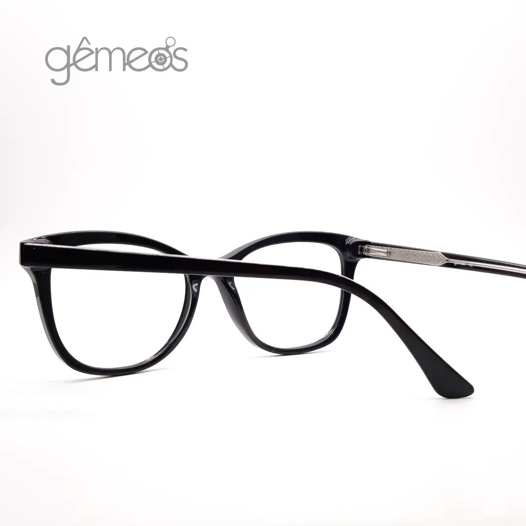OpticaJohnen's tweet photo. Hay tres tipos de usuarios de lentes, los que prefieren los modelos clásicos🤓, los que optan por modelos atrevidos y los que se inclinan por estilos elegantes✨. 

En esta montura encontrarás todas estas cualidades. 

#monturasmerida  #lentesmerida #opticamerida https://t.co/2MHTievlDb