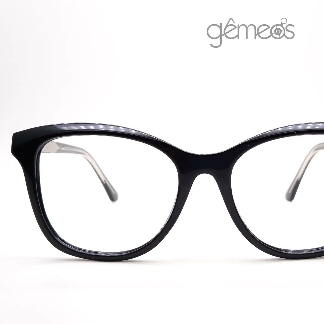 OpticaJohnen's tweet photo. Hay tres tipos de usuarios de lentes, los que prefieren los modelos clásicos🤓, los que optan por modelos atrevidos y los que se inclinan por estilos elegantes✨. 

En esta montura encontrarás todas estas cualidades. 

#monturasmerida  #lentesmerida #opticamerida https://t.co/2MHTievlDb