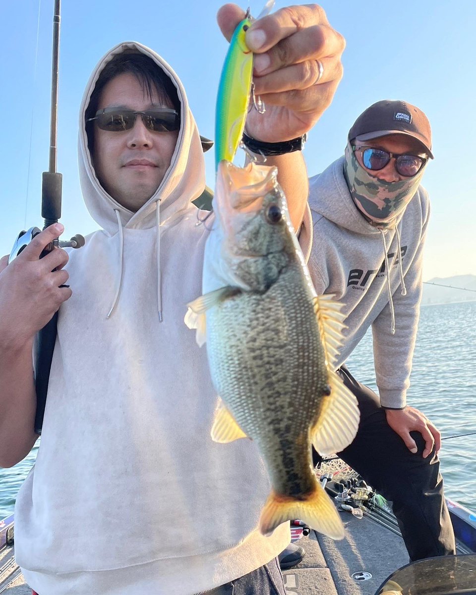 KjkstyleT's tweet photo. ヒエちゃん&amp;タイキと久しぶりの琵琶湖へ。本日は宮廣さんガイドへお邪魔しました。厳しい琵琶湖ですが #Bカスタム　で55.52を釣らせて頂きました。ヒエちゃん、タイキも　#ノヴェル120 でレギュラーサイズ、宮廣さんもノヴェルで58を釣られてました。さすがです！夕方のラッシュは痺れました。 https://t.co/fK5POjETRO