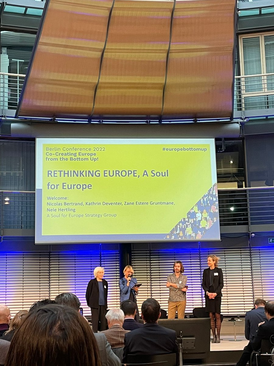 Unsere Studentische Mitarbeiterin Lara ist heute #live dabei auf der Konferenz: “Co-Creating #Europe from the Bottom-Up!” organisiert von @asoulforeurope & @SZukunftBerlin & @europebottomup. Lest hier ihre Key takeaways von der Eröffnung👇