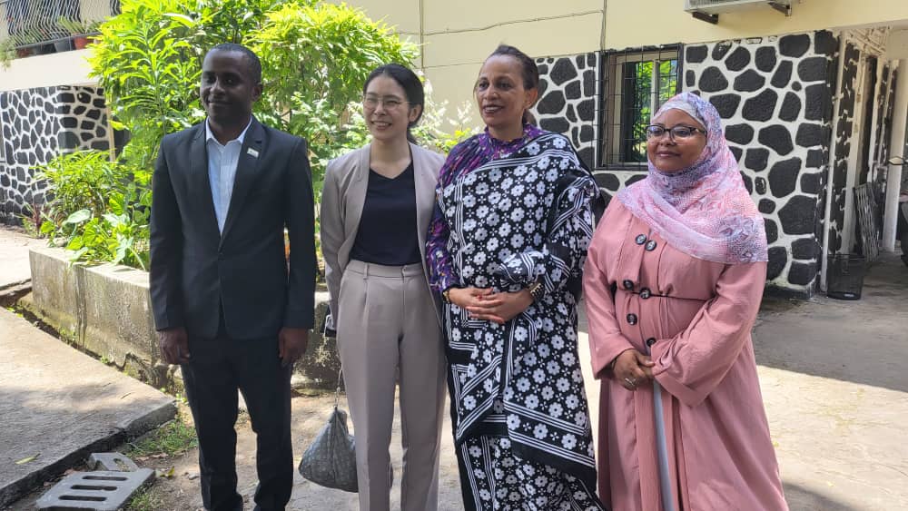 ACCI_2017's tweet photo. Réunion entre l'@ACCI et la JICA ce Mercredi. Différents points ont été abordés l'état de la coopération🇰🇲🇯🇵, des initiatives de projet de coop Sud-Sud et triangulaire, un programme de formation et l'organisation d'événements visant à renforcer cette coopération. https://t.co/J0LDe0vlhy