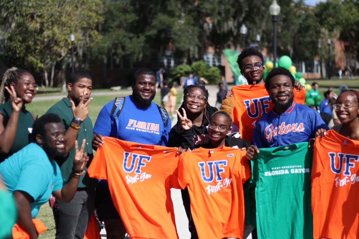 ufalumni's tweet image. Yesterday #GatorNation celebrated Nt’l First-Generation College Student Day. Students who are 1st in their families to attend college &amp;amp; their supporters gathered to celebrate. Support #firstgenUF students! Consider a gift to the @MFOSatUF program  ufgive.to/MFOS2022.