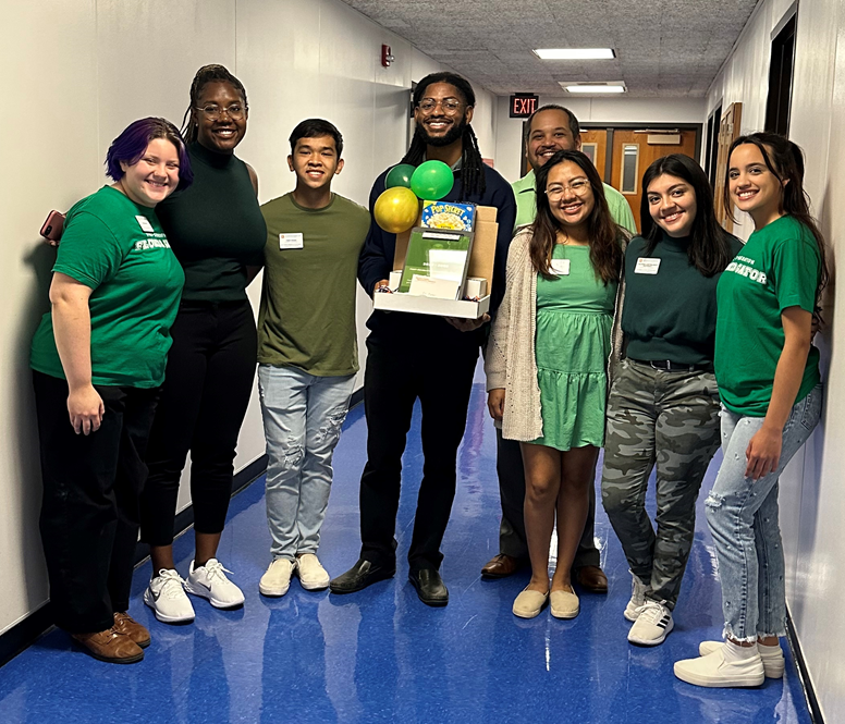 ufalumni's tweet image. Yesterday #GatorNation celebrated Nt’l First-Generation College Student Day. Students who are 1st in their families to attend college &amp;amp; their supporters gathered to celebrate. Support #firstgenUF students! Consider a gift to the @MFOSatUF program  ufgive.to/MFOS2022.