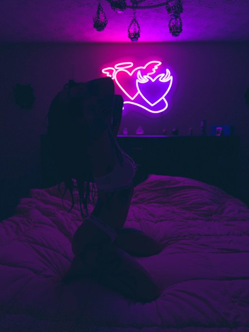 i switched out the neon sign in my room and i don&rsquo;t regret a thing https://t.co/thcwsOkHZg