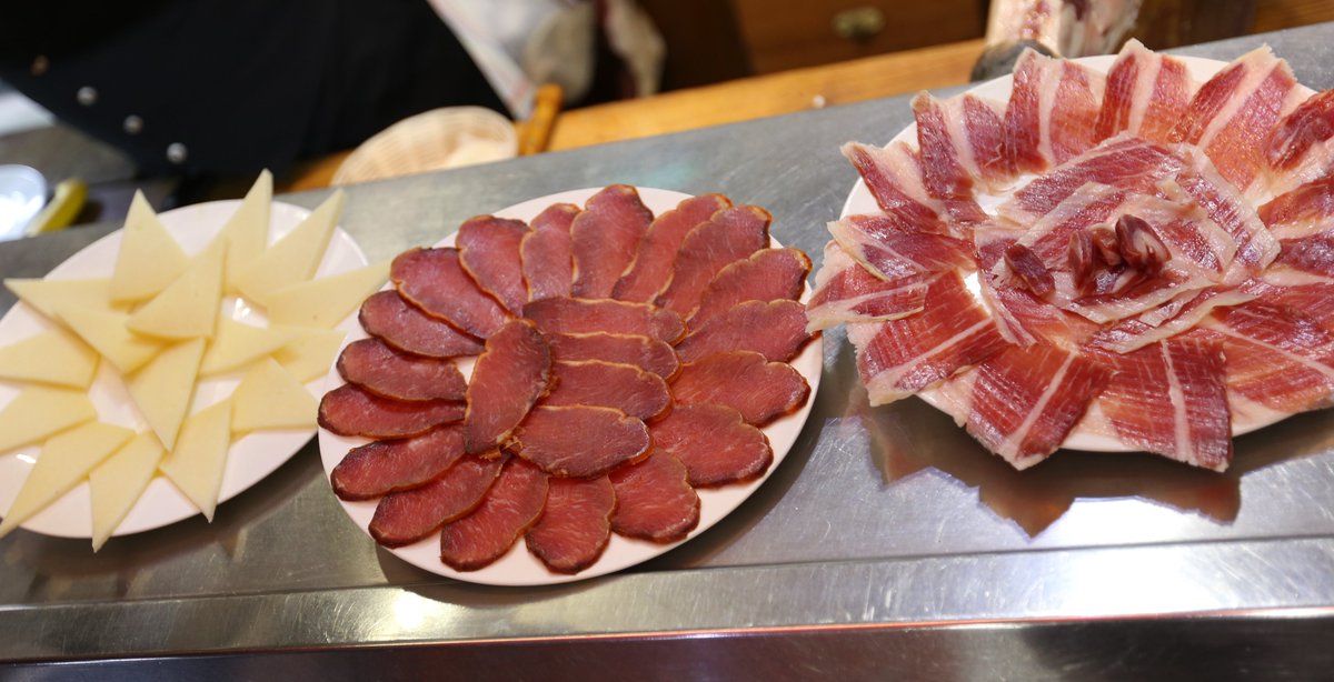 PasajeSev's tweet photo. Una imagen así no necesita filtros 😋🤤 Menuda estampa. ¡Vamos con la semana! 👏🏻 

Te esperamos en #PasajeDos 📌 Av. Luis Montoto, 100 con tu mesa de siempre. https://t.co/pTVe0bqGQn