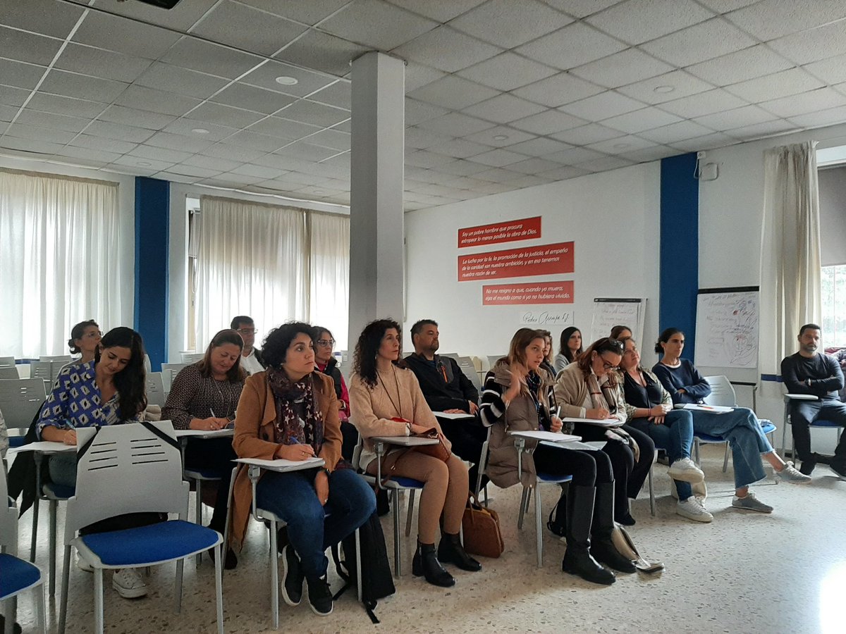 claversjm's tweet photo. Muy contentos de acoger a los participantes del módulo formativo "Mirada Contemplativa de la Realidad" de la Compañía de Jesús. Compartimos nuestro día a día de "acompañar, servir y defender" a personas de origen migrante. https://t.co/vjLM79Uu91