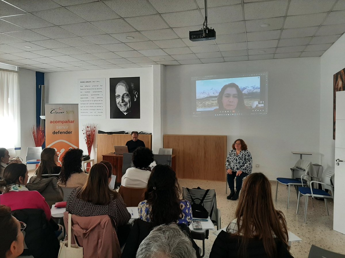 claversjm's tweet photo. Muy contentos de acoger a los participantes del módulo formativo "Mirada Contemplativa de la Realidad" de la Compañía de Jesús. Compartimos nuestro día a día de "acompañar, servir y defender" a personas de origen migrante. https://t.co/vjLM79Uu91