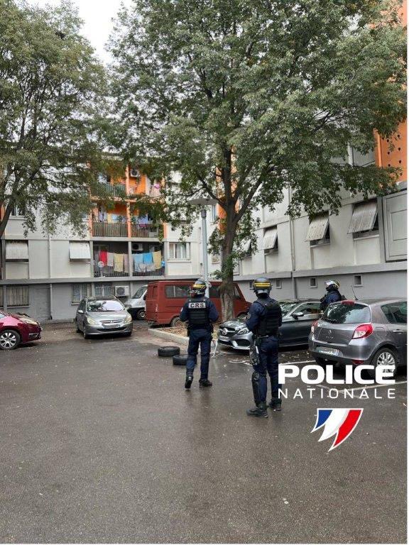 Prefet34's tweet image. 👏🏻@Prefet34 félicite @PoliceNat34 déterminée dans la lutte contre la drogue &amp;amp;la délinquance

👮‍♀️Lutte c/ les points de deal👉8/11 opération #quartier Cité Gély #Montpellier -BAC,brigade canine,#CRS4⤵️
Interpellations&amp;amp;saisies
▪️Cocaïne,résine&amp;amp; herbe de cannabis
▪️Arme CatB
▪️Argent
