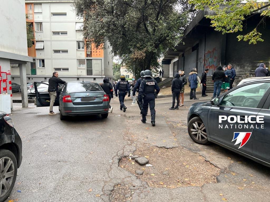 Prefet34's tweet image. 👏🏻@Prefet34 félicite @PoliceNat34 déterminée dans la lutte contre la drogue &amp;amp;la délinquance

👮‍♀️Lutte c/ les points de deal👉8/11 opération #quartier Cité Gély #Montpellier -BAC,brigade canine,#CRS4⤵️
Interpellations&amp;amp;saisies
▪️Cocaïne,résine&amp;amp; herbe de cannabis
▪️Arme CatB
▪️Argent