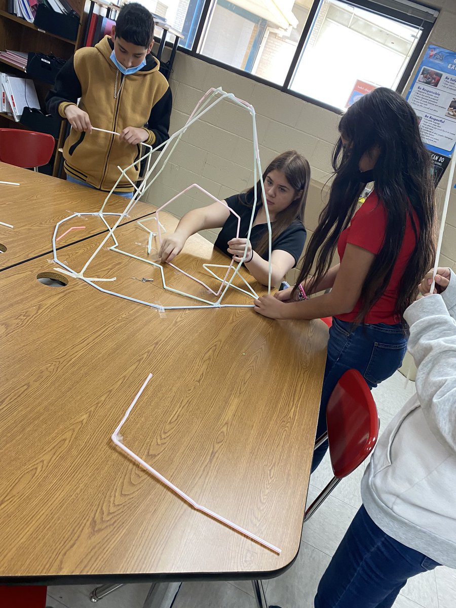 StacieP0804's tweet photo. When you give students choice, ownership, voice and an authentication learning experience—-> students create, collaborate and critical think! We future Engineers! @AnaMPerez1 #STEMDay #LJISDiTech3 https://t.co/OqOmkszP8l