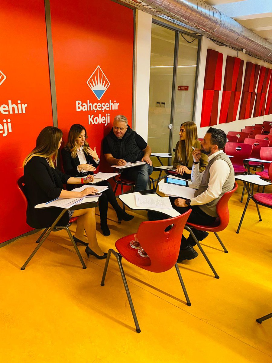ozgeeasln's tweet photo. Sodimer ve @bahcesehir_k12 ile birlikte geliştirdiğimiz Dijital Girişimcilik Öğretim Programı’nın hazırlık çalışmaları için genel müdürlük yöneticilerimiz, müdürlerimiz  ve öğretmenlerimizle bir aradayız.Ülkemizde bir ilki daha gerçekleşmenin mutluluğu ile çalışmaya devam❤️💙 https://t.co/7RbXdQ404B