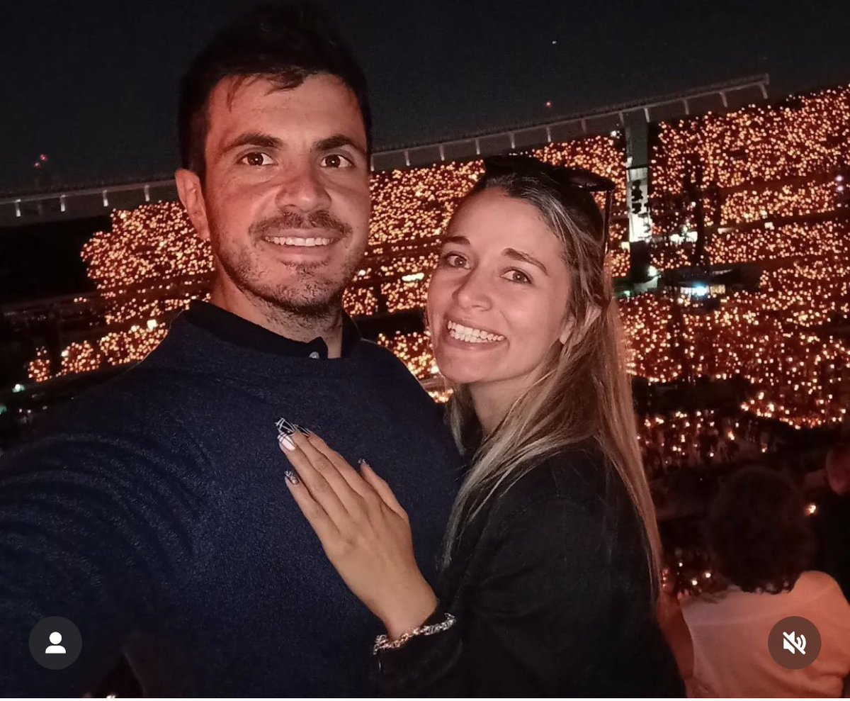 Martin_Nicastro's tweet photo. Llamado a la comunidad: uno de mis mejores amigos le propuso casamiento a su novia en #ColdplayBuenosAires en el último show. Estaba en platea San Martín. Necesito ese video #ColdplayArgentina #Coldplay #yellow #coldplayyellow @ColdplayArgenti https://t.co/uQK5Wars95