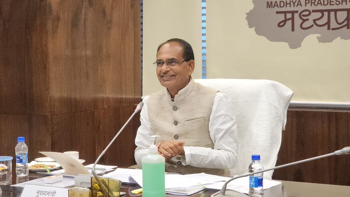 OfficeofSSC's tweet photo. मुख्यमंत्री श्री @ChouhanShivraj ने वीसी के माध्यम से 8 से 10 जनवरी तक इंदौर में होने वाले प्रवासी भारतीय सम्मेलन के संबंध में विभिन्न देशों में फ्रेंड्स ऑफ एमपी के चैप्टर्स लीडर्स और सक्रिय सदस्यों से चर्चा की व बड़ी संख्या में शामिल होने का आमंत्रण दिया।
#FriendsofMP https://t.co/0pBaGK6KxL