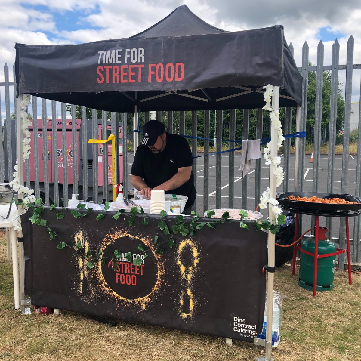 Here's Rob quietly putting in the hard graft at one of our sites in the North East. Adaptable &amp; resourceful as ever, providing a fantastic service whatever the location. Great work Rob #chefappreciationweek 👏👏