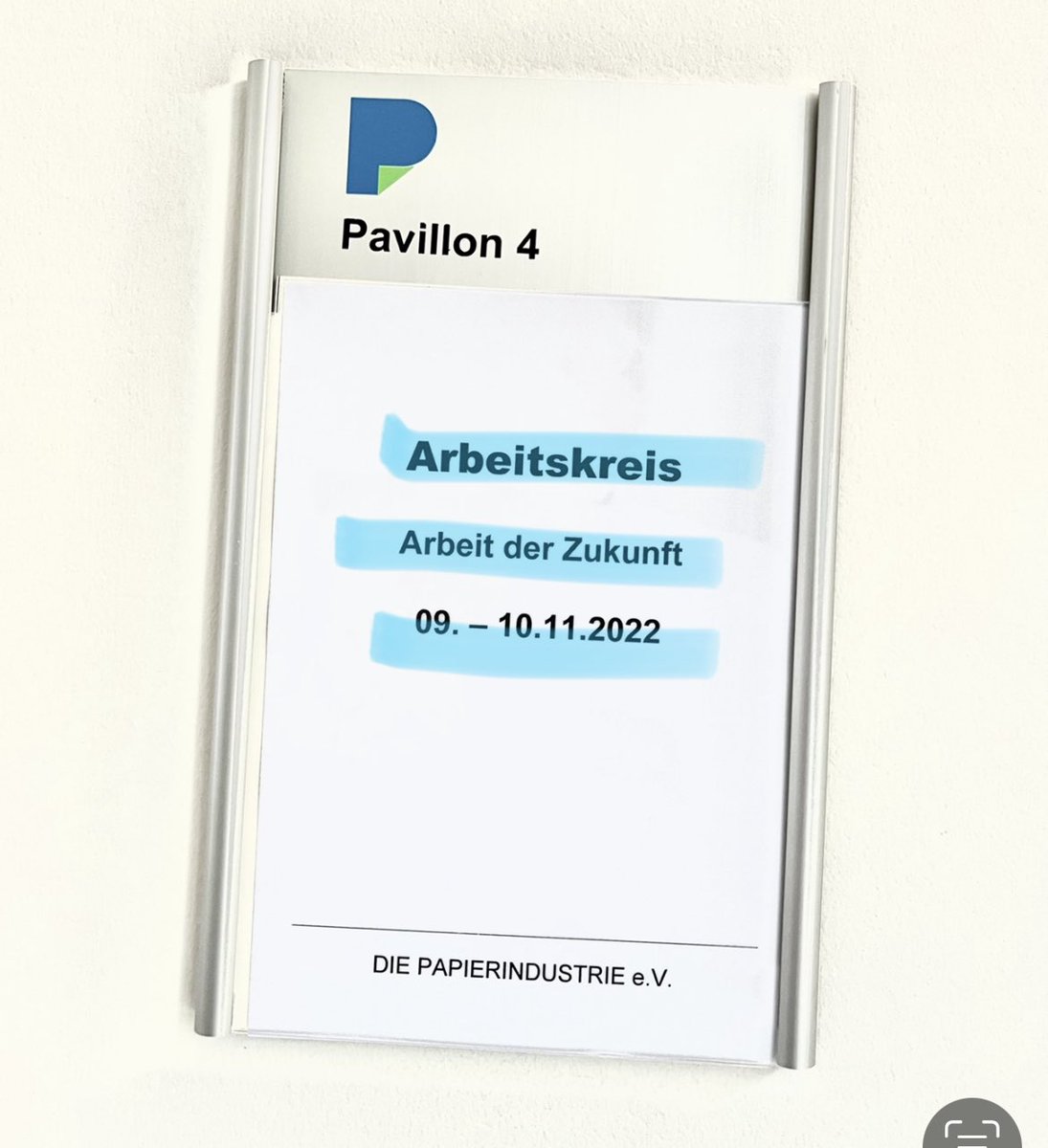 Papierzentrum's tweet photo. Heute begrüßen wir den #Arbeitskreis #Arbeit der #Zukunft des Verbands #DIE_PAPIERINDUSTRIE bei uns im Papierzentrum 🏡♻️🌳🌲 unter anderem mit einer #Besichtigung unseres #BildungsCampus und hierbei insbesondere der #Papiermacherschule #Gernsbach – #Schulzentrum (…) 1️⃣/2️⃣ https://t.co/TCT5A9AHvP