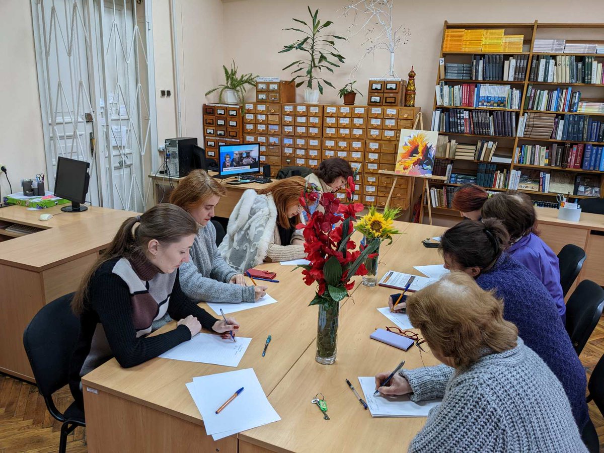 UsustLibrary's tweet photo. Пишемо радіодиктант національної єдності🖊️
Різні локації в Науковій бібліотеці Українського державного університету науки і технологій, кафедрах УДУНТ, але більшість студентів і викладачів - все ж таки онлайн.
#LibraryUSUST #БібліотекаУДУНТ https://t.co/HU5hWkD4hJ